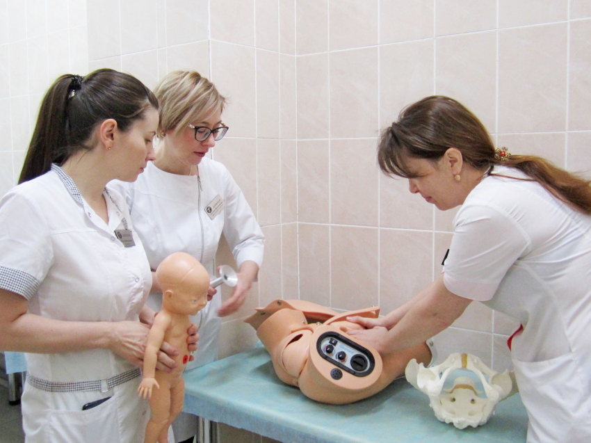 В краевом перинатальном центре начали отрабатывать навыки родов на акушерском фантоме